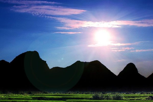 睡美人位于广西壮族自治区罗城县南部九万大山南麓苗岭山脉脚下四把镇