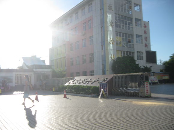  p data-id="gnx7wub104">来宾第六中学是来宾市委,市人民政府为民办