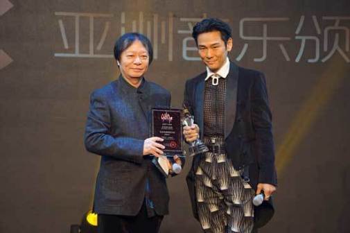 2017年，杜德伟（右）亚洲音乐盛典获亚洲最佳劲爆男歌手奖