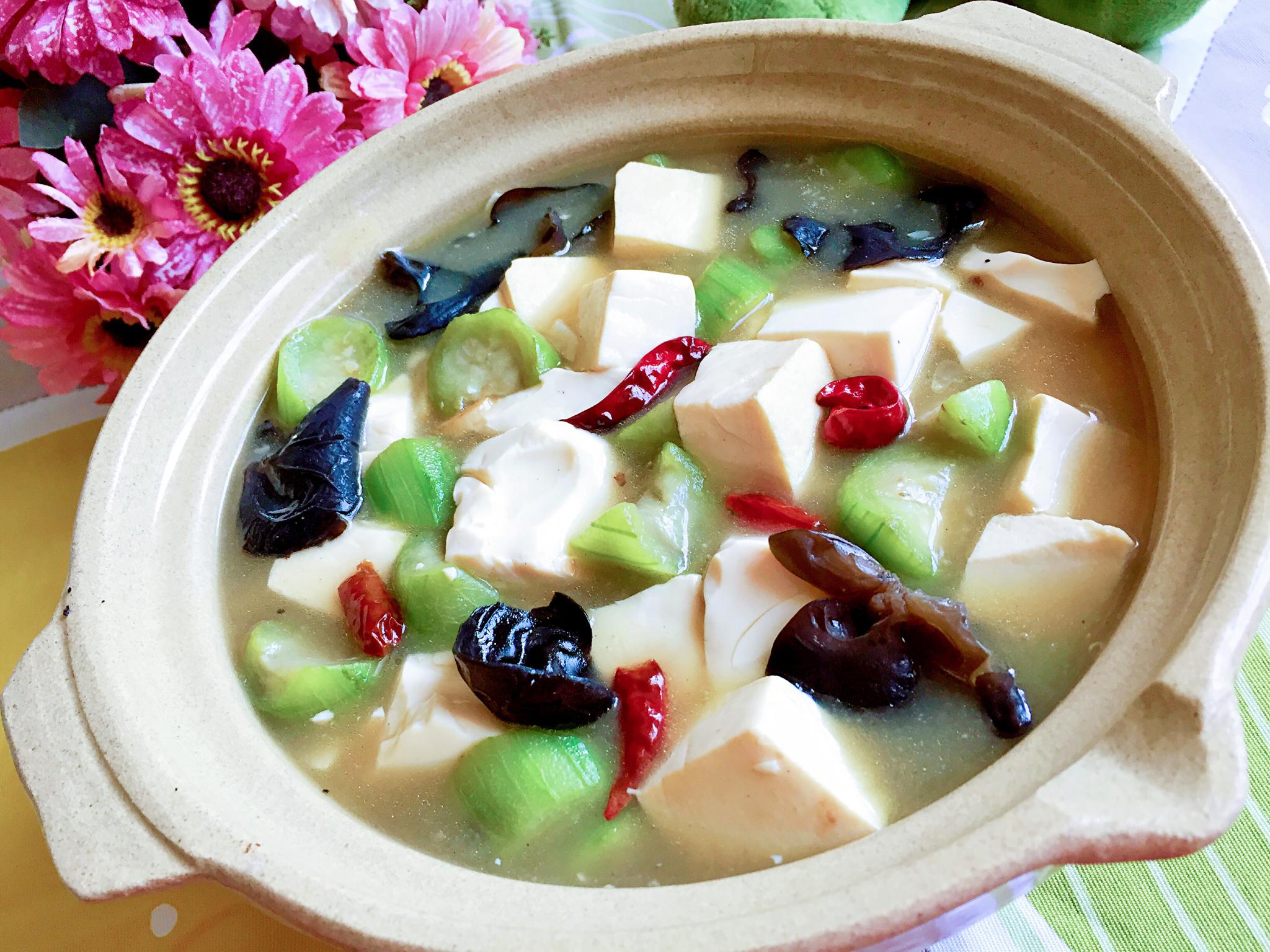  p>丝瓜炖豆腐是一道美味可口的名菜,丝瓜鲜嫩,豆腐软烂,清香味美.