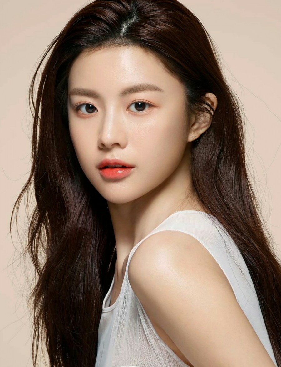  p>高允贞(         ,go yoon jung),1996年4月22日出生于韩国,韩国女