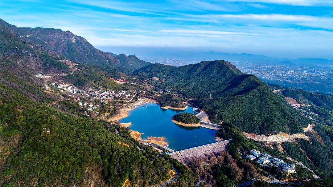  p>浙中凉都,位于金华市双龙风景区大盘山景区盘前村东北,海拔1312米