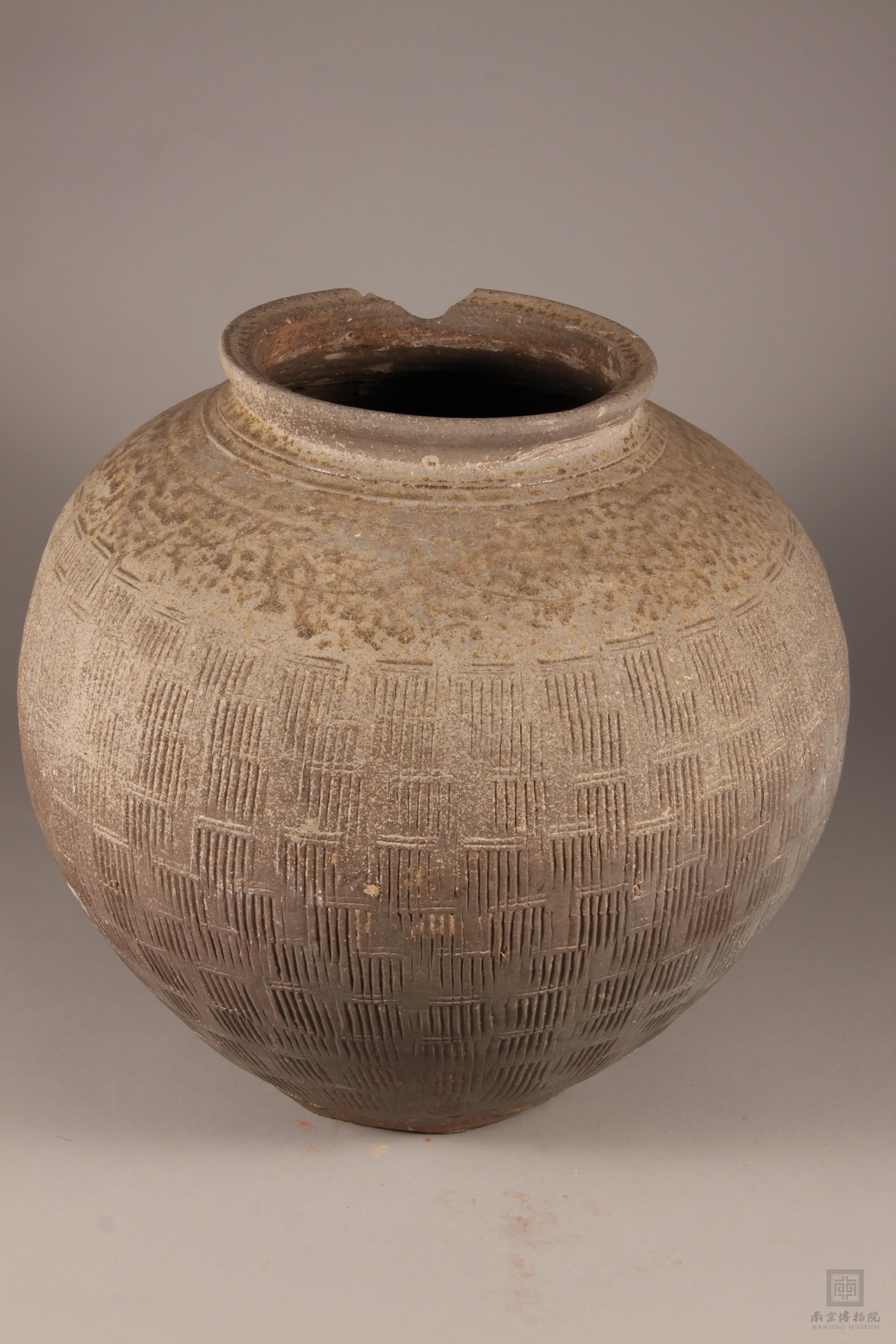 东汉篦纹茶黄釉陶罐