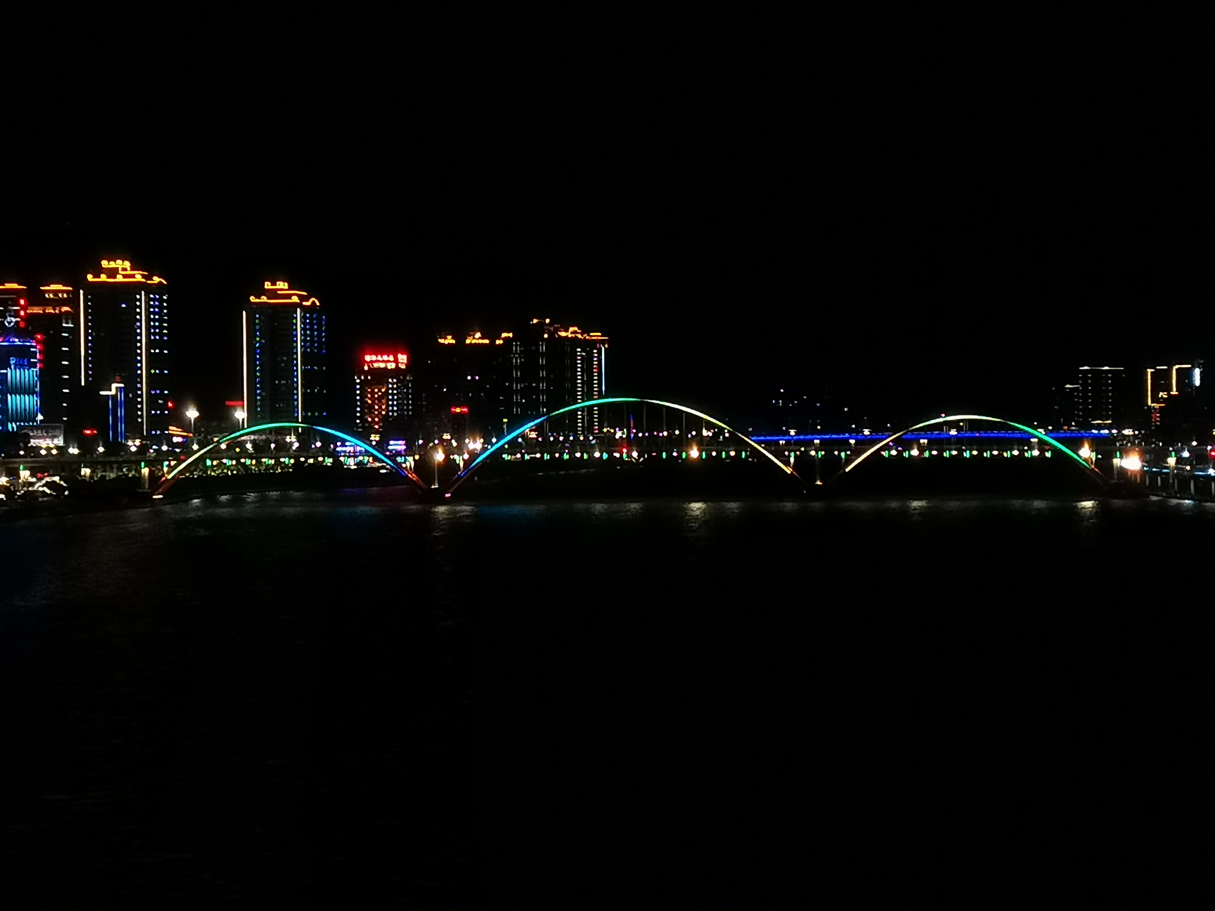  p>太鹤大桥,位于浙江省青田县鹤城镇最中心,最繁华的地段——青田新