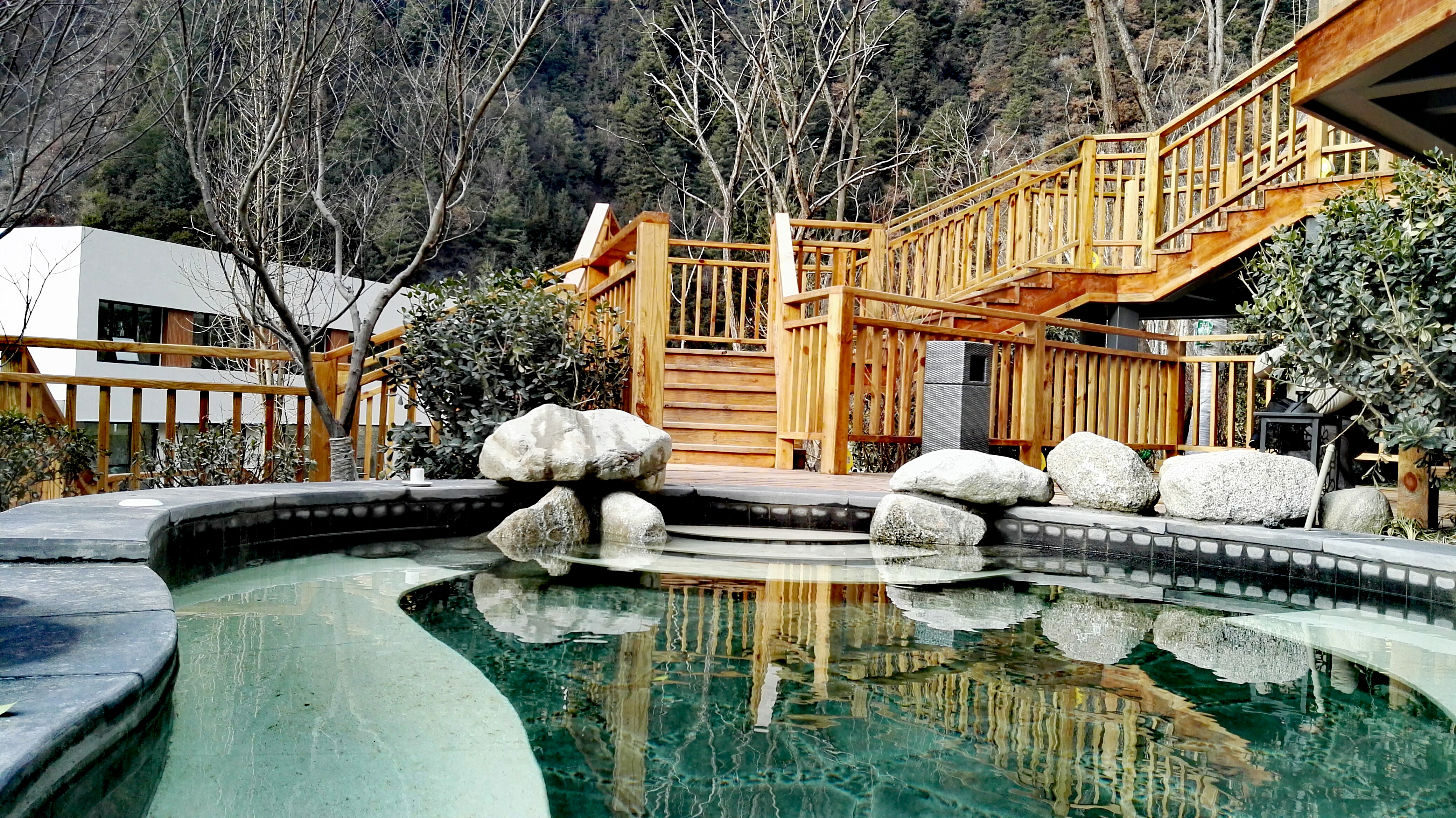  p data-id="gnywsce7d6">古尔沟温泉位于理县古尔沟神峰山下杂谷脑河