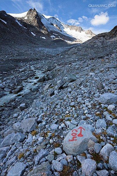  p>冰碛(moraine),在 a href="#">冰川堆积作用 /a>过程中,所挟带和