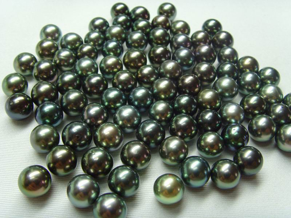 是由马氏贝培育养殖,在深海当中内有珠核,珠子形状大多数很圆,珍珠越