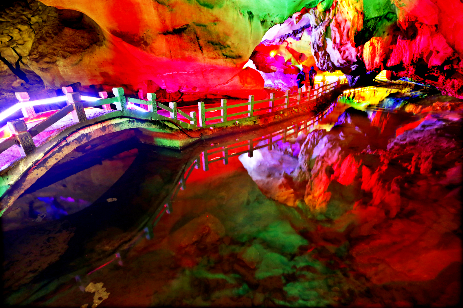  p>佛爷洞位于李白故里——四川 a target="_blank" href="/item/江油