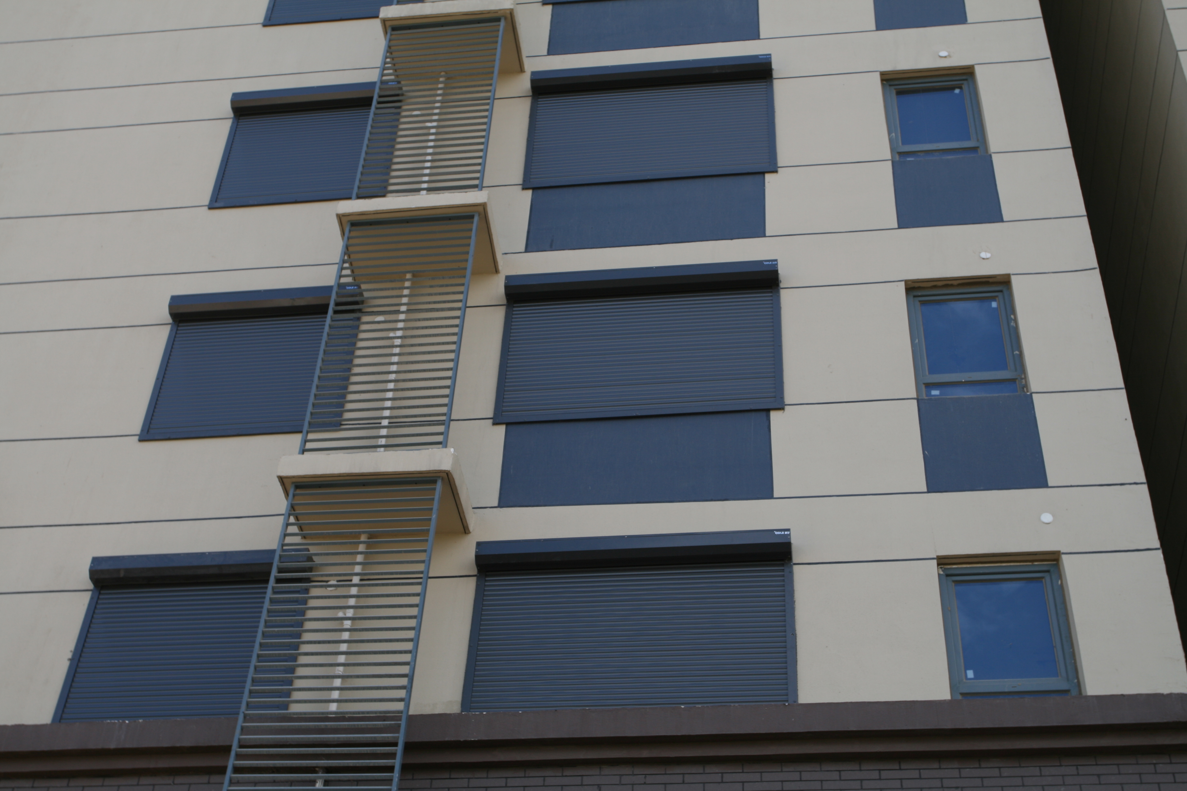 法定代表人吴亚洲,公司经营范围包括建筑节能产品,建筑遮阳产品,建筑