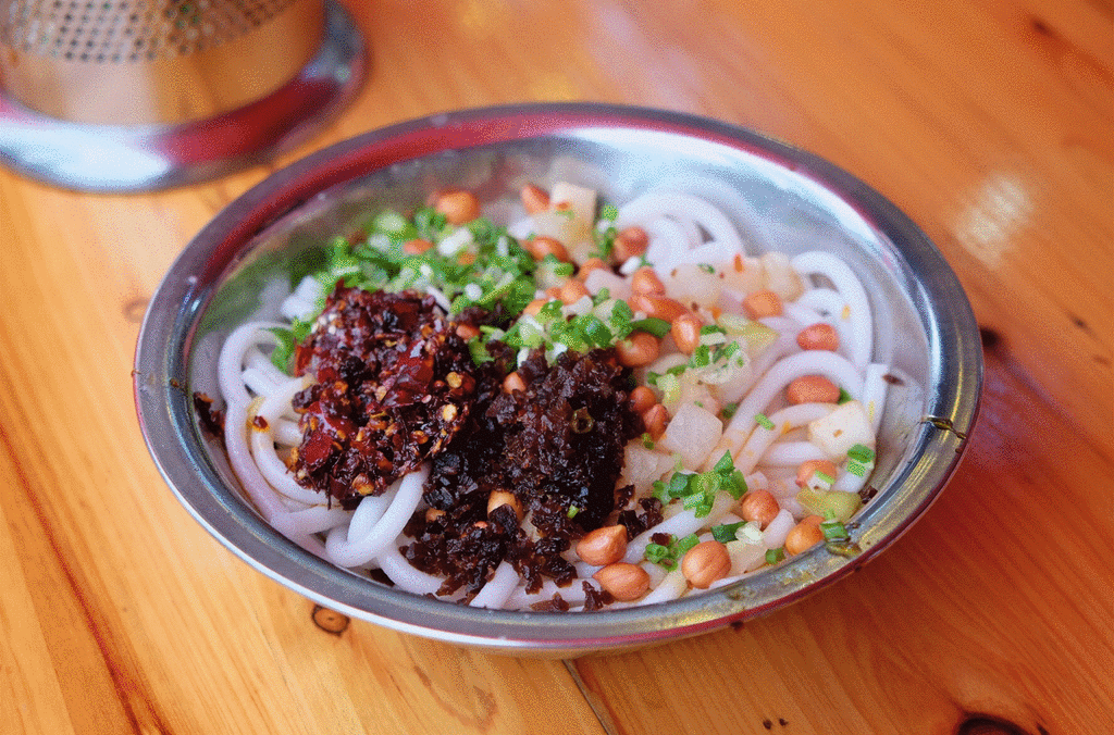  p>贵阳老素粉是一道地方小吃.粉凉爽滑,香辣爽口. /p>