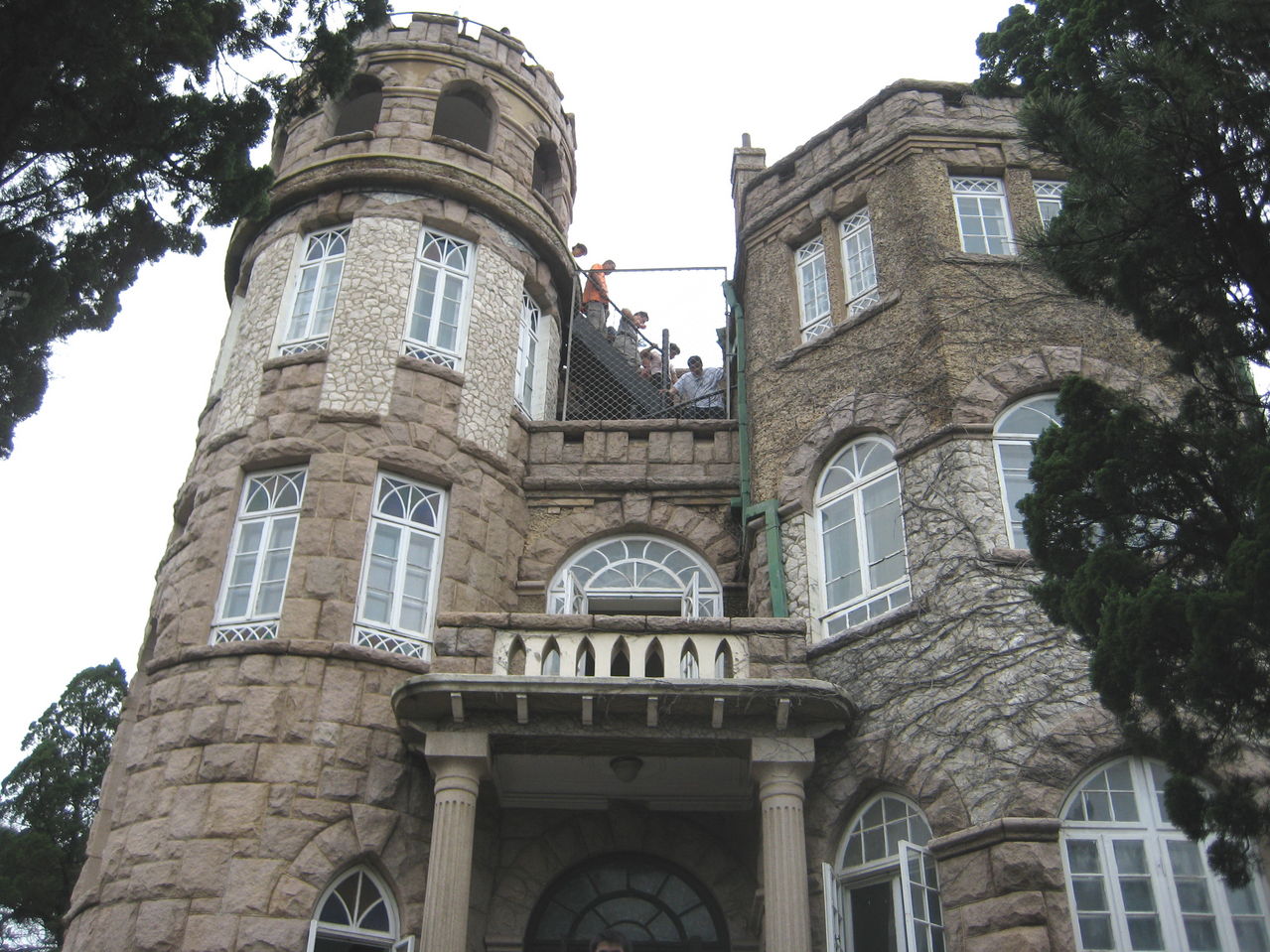  p>爱情角,坐落在风景秀丽的青岛信号山南麓,位于青岛八大关风景区内