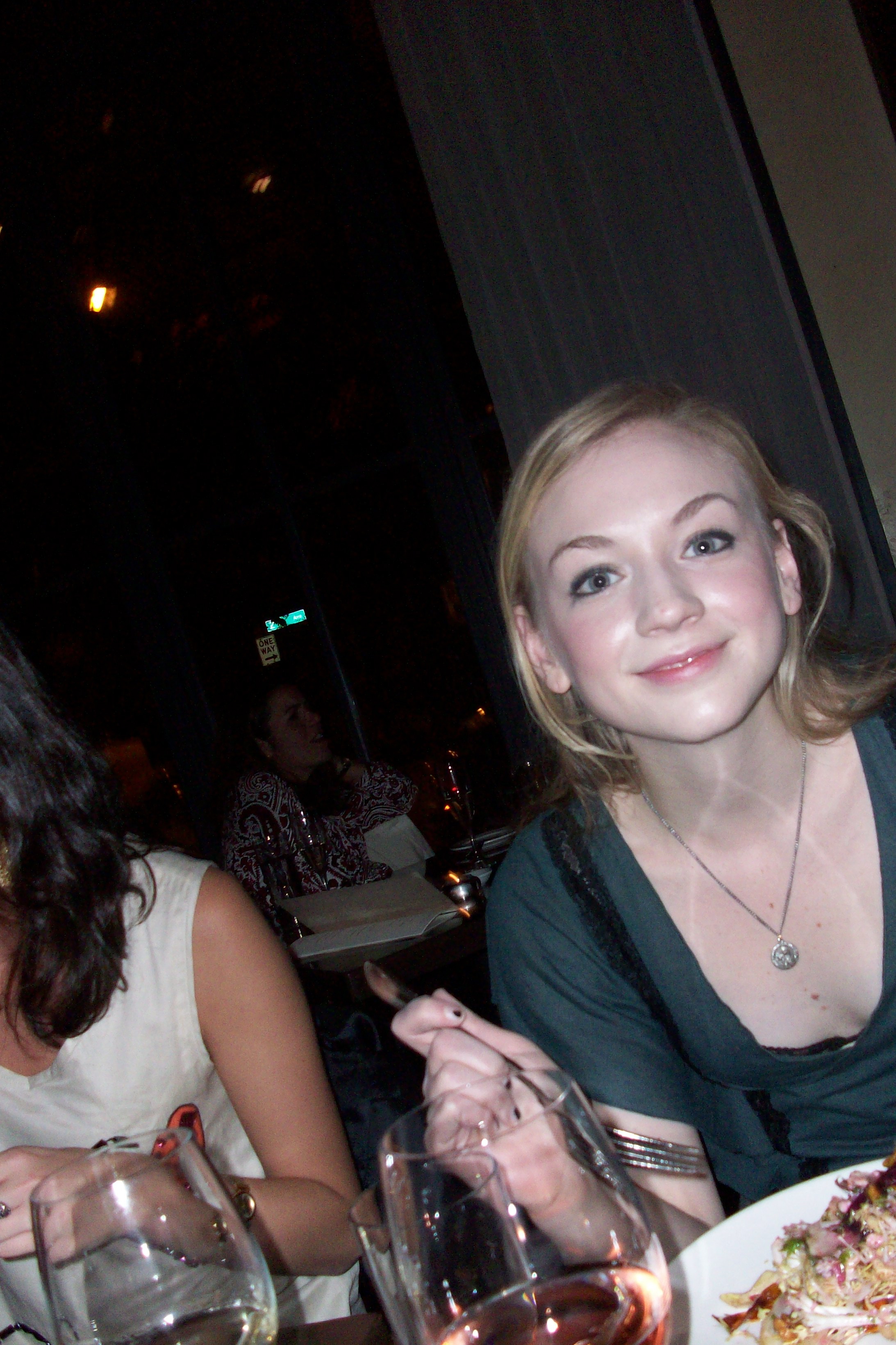  p data-id="gnwv43dlfn">艾米莉·金妮 i>(emily kinney) /i>,1985年