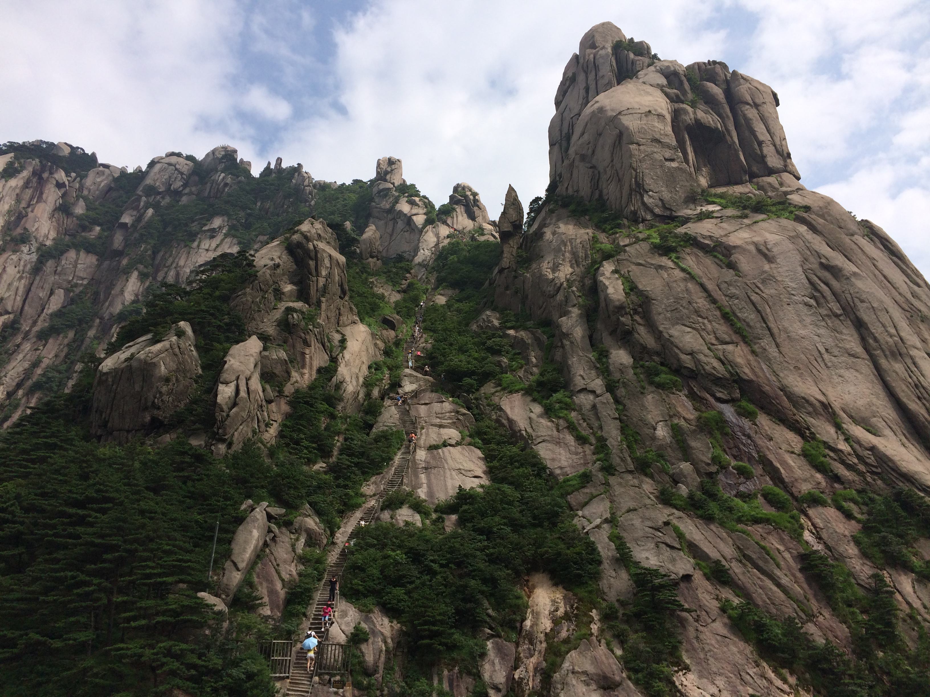 奇山之称黄山上有奇松怪石云海温泉冬雪人字瀑百丈泉九龙瀑这五绝三瀑