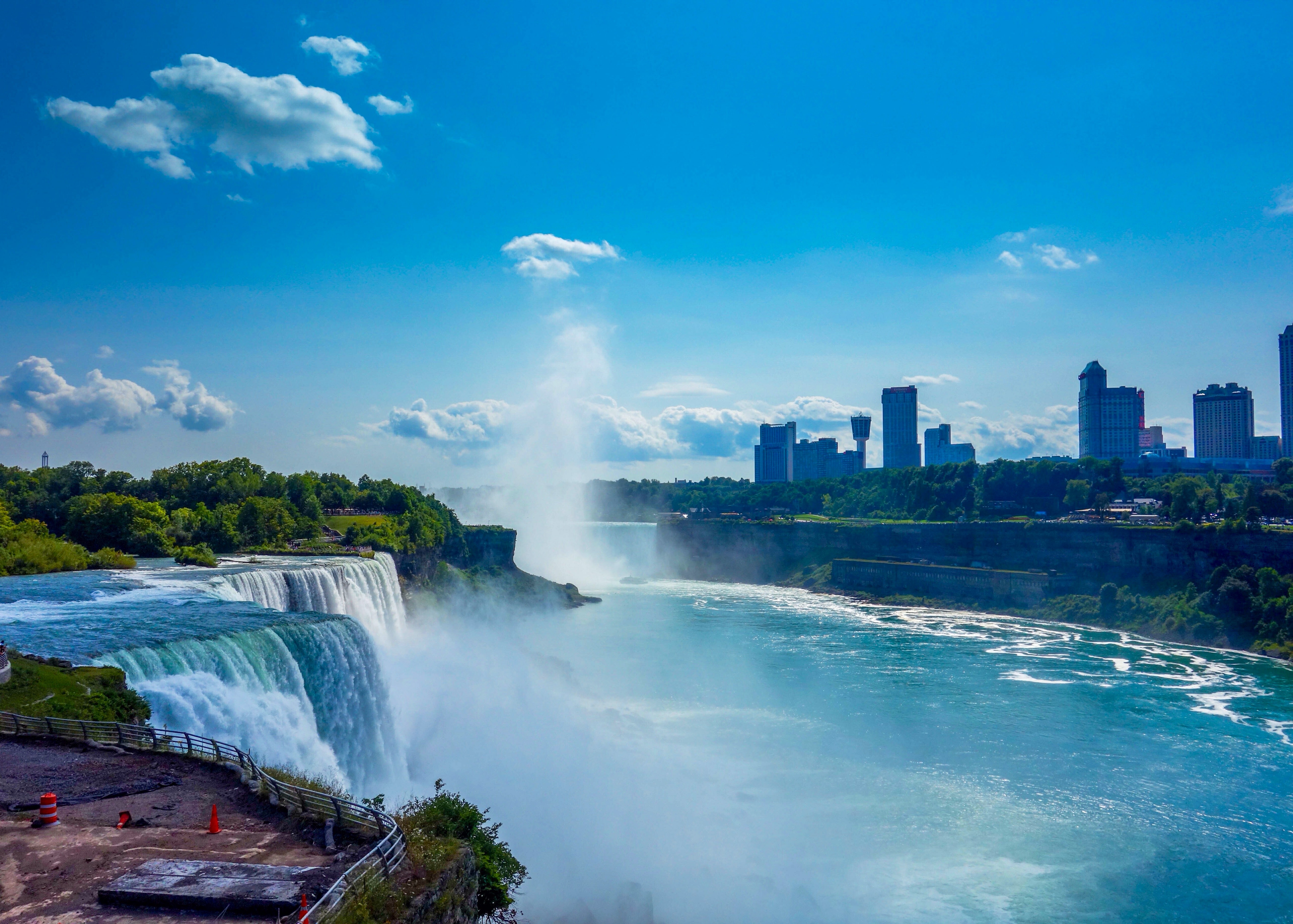  p>尼亚加拉瀑布(niagara falls)位于 a target="_blank" href="/item