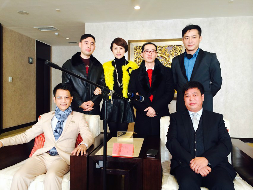 月,由中国社交名流 a target="_blank" href="/item/黄智中/1632648"