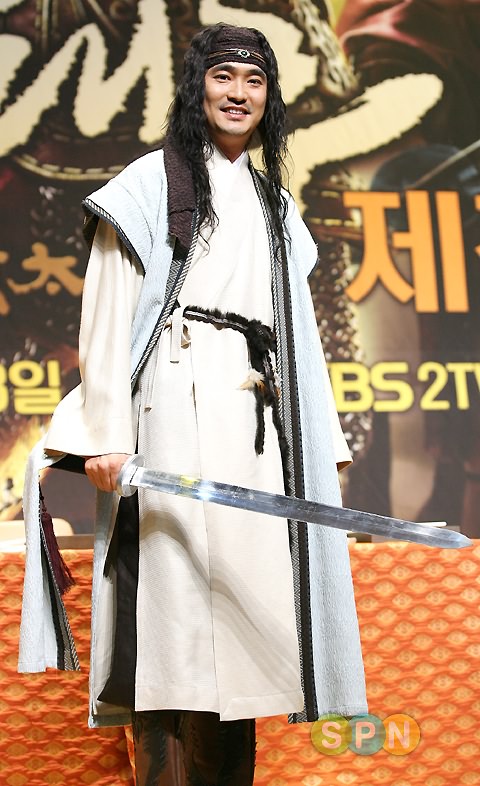  p>《千秋太后》是韩国kbs2电视台于2009年1月3日在周末档播出的古装