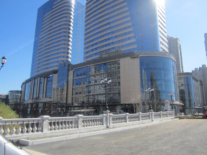 群力新区中央位置,于2013年8月投入使用,拥有30万平方米体量,包括远大