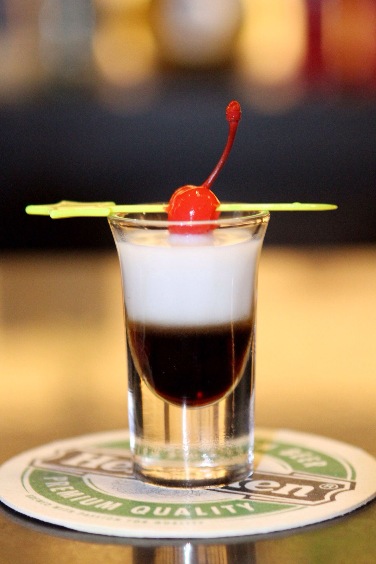 这种鸡尾酒在白色的鲜奶油上装饰一粒红樱桃,非常可爱称之为天使之吻