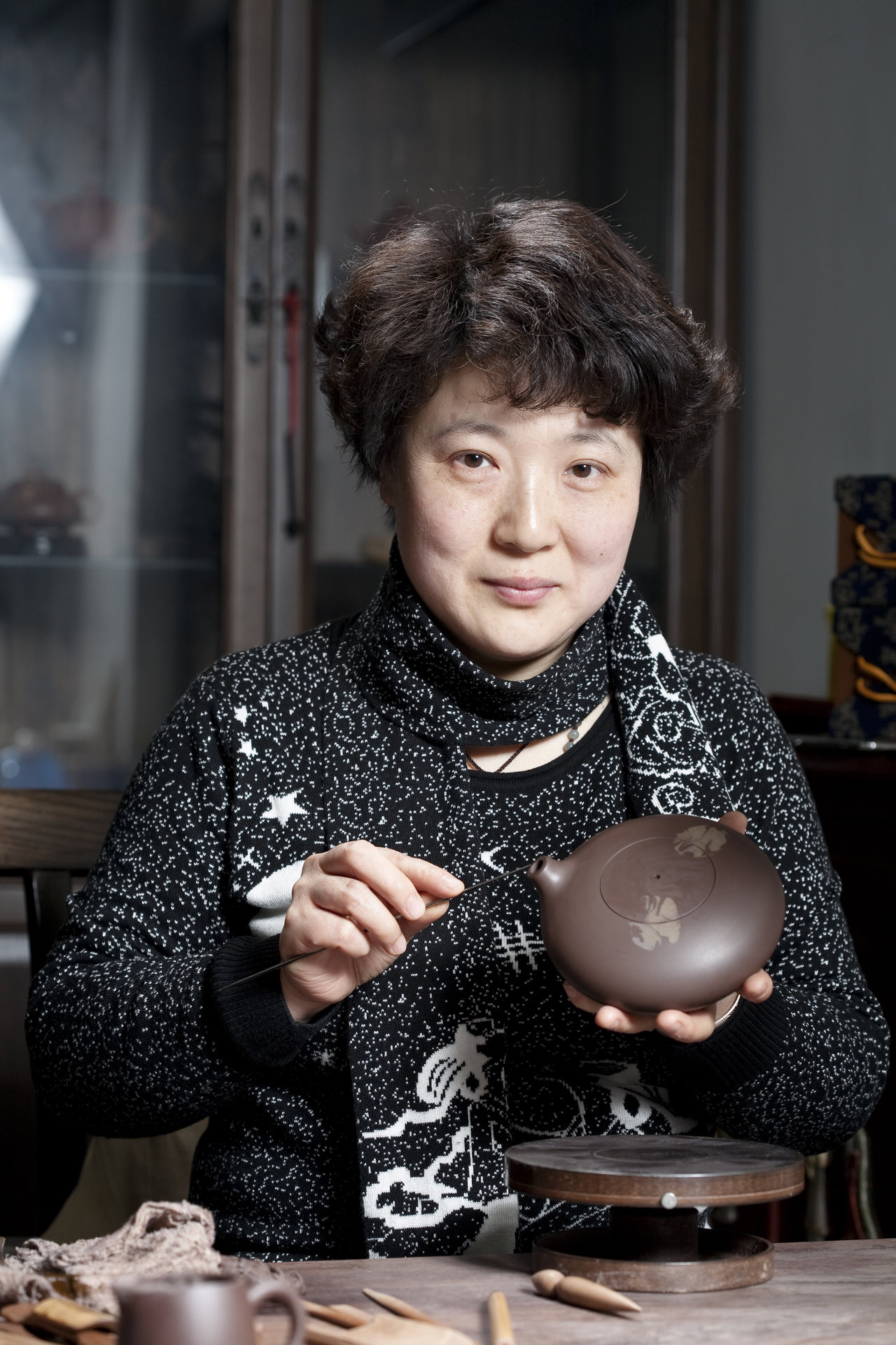 target="_blank" href="/item/宜兴">宜兴 /a>,现为紫砂壶艺人,陶瓷