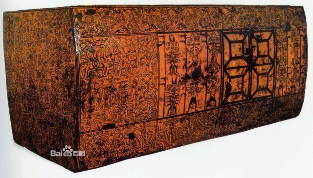  p>这是一件内棺,出土在湖北随县的战国早期曾侯乙墓.