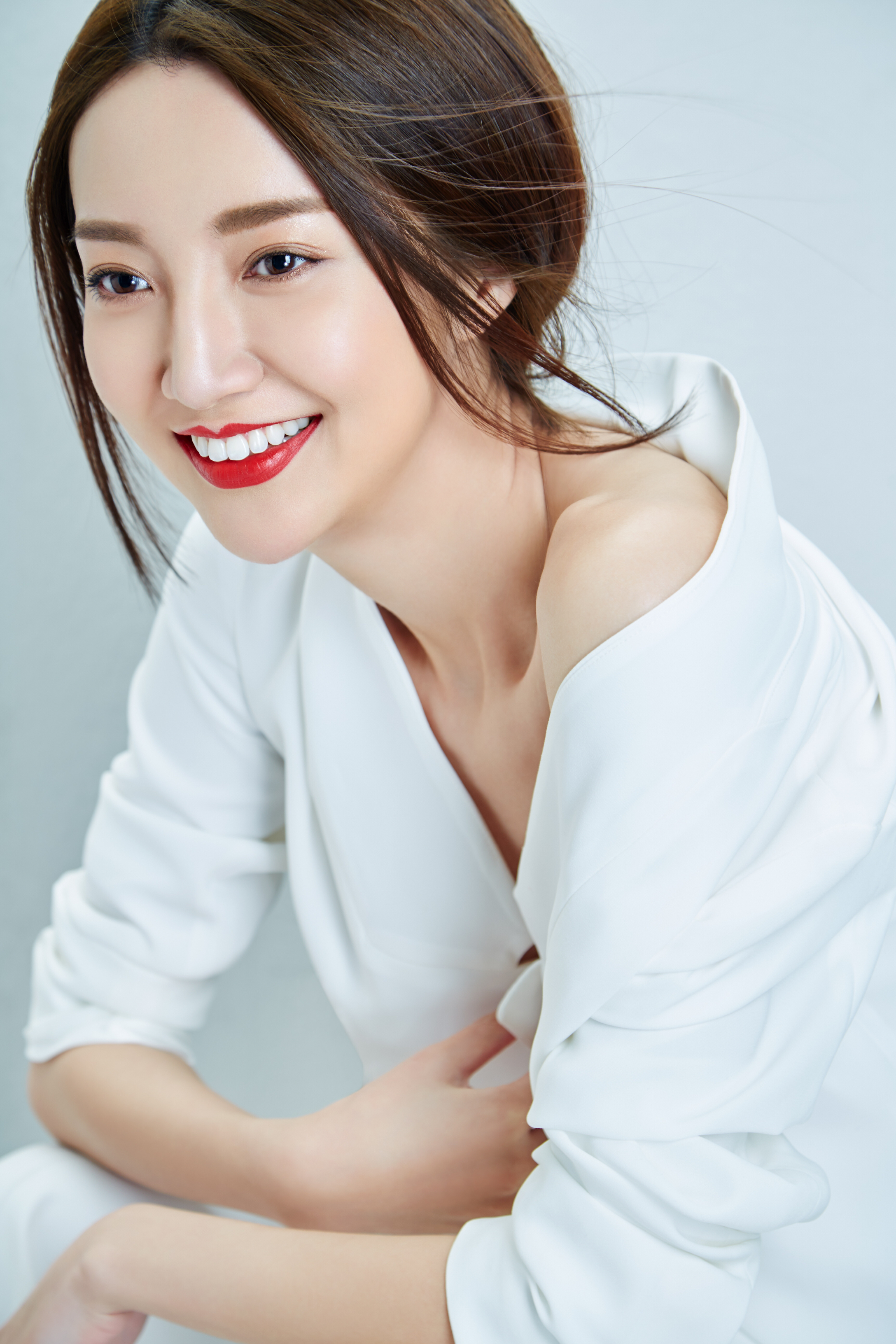 雅文(艺名游游),出生于湖南长沙,毕业于香港演艺学院,中国香港女演员