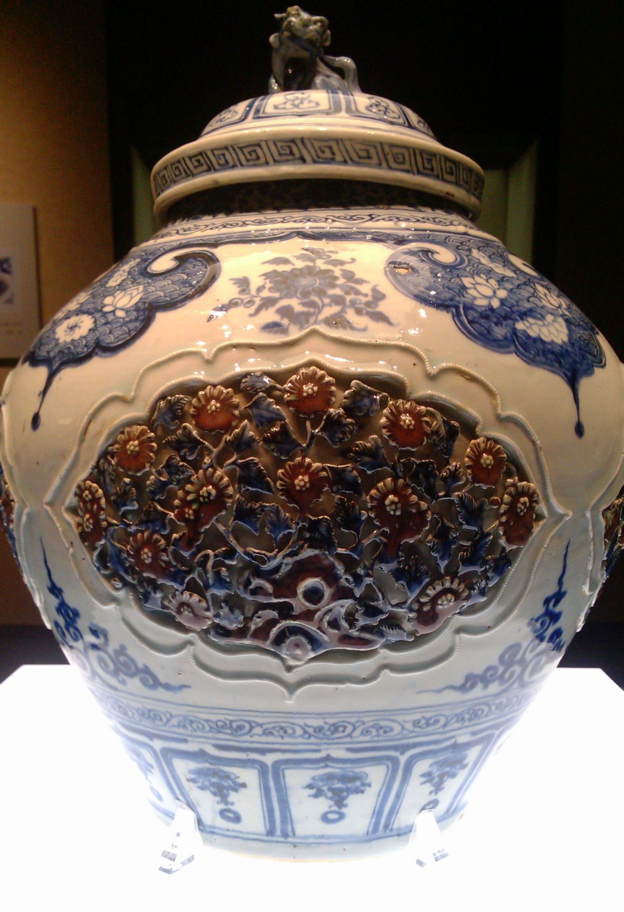  p>元代青花釉里红开光贴花盖罐1964年出土于河北保定永华南路元代