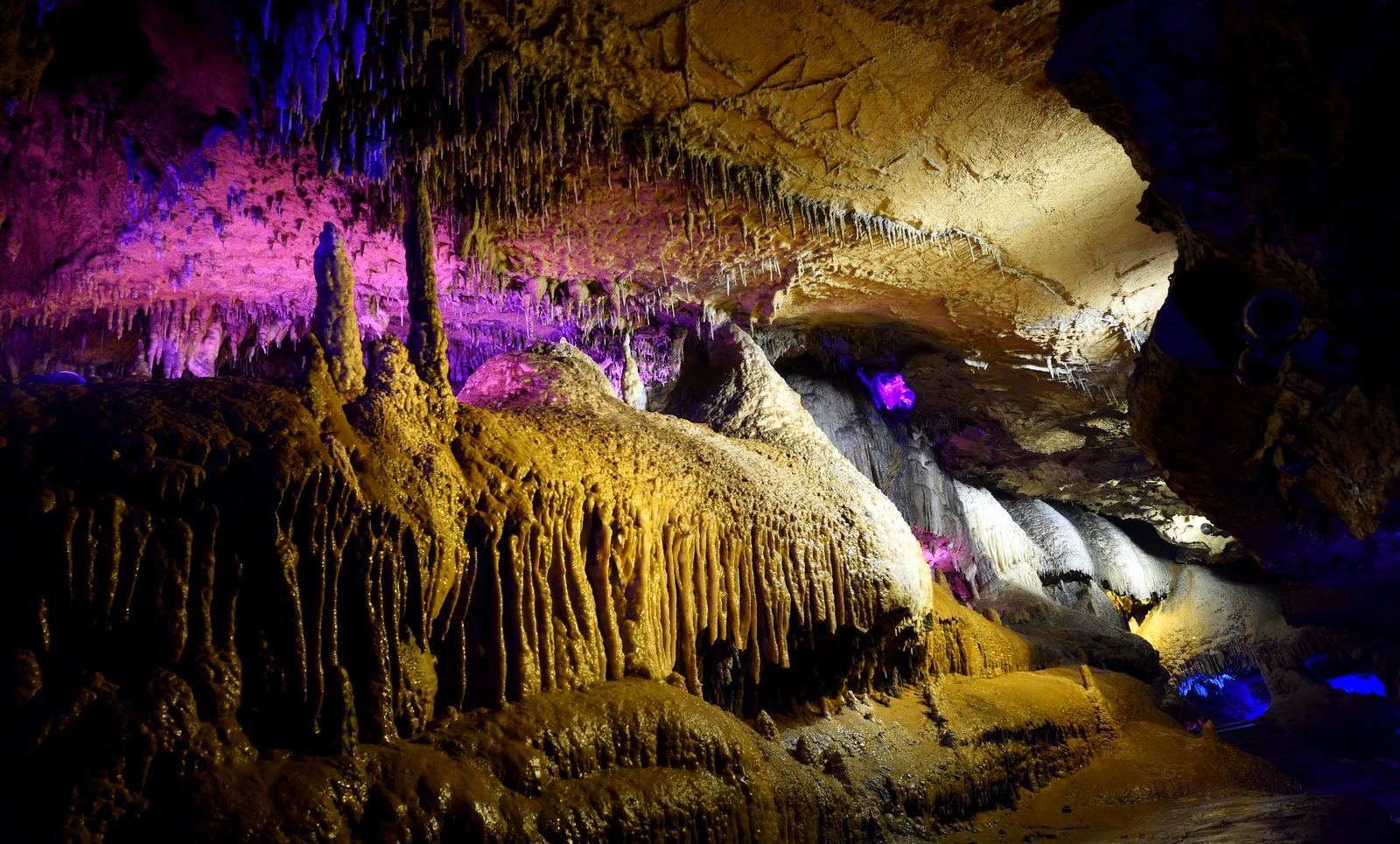 县白云镇境内,与仙阳湖水域相连,是武陵山北麓一座景观奇特的大溶洞