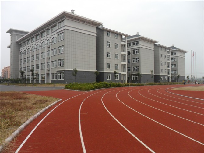  p>龙游县第三中学始建于1997年,新校园位于龙游县城西九里立交桥,是