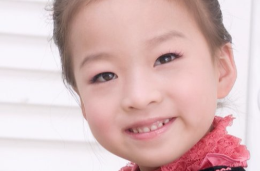  p>《雪宝宝》是中国内地童星石雪的一首单曲,发行当日受到了无数小