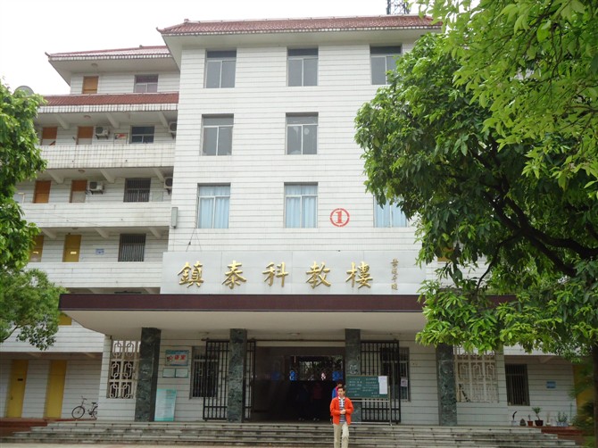  p>旬阳中学是一所全日制省级标准化高中,建于1942年,坐落在风景旖旎 