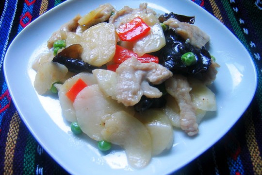 荸荠黑木耳炒肉片