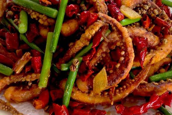  p>爆炒双鱿鱼是一道由干鱿鱼,新鲜鱿鱼等为主要食材做成的菜品,属于