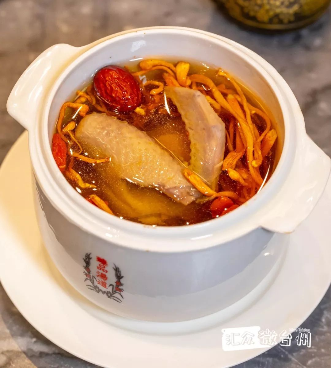  p>虫草花蒸乳鸽是以光乳鸽,虫草花为主要食材的一道菜品,属于家常菜.