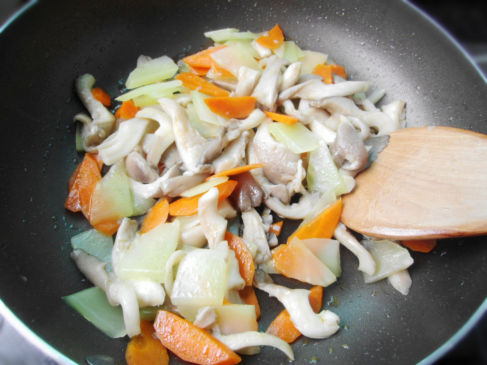  p>莴苣炒平菇,是以莴苣,平菇,胡萝卜为原料制作的一道菜品. /p>