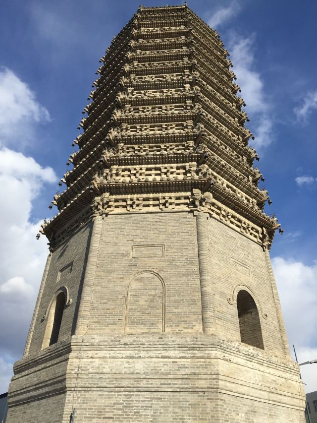  p data-id="gnyxyuphkj">农安辽塔,亦称"佛塔""辽塔""宝塔""金塔"