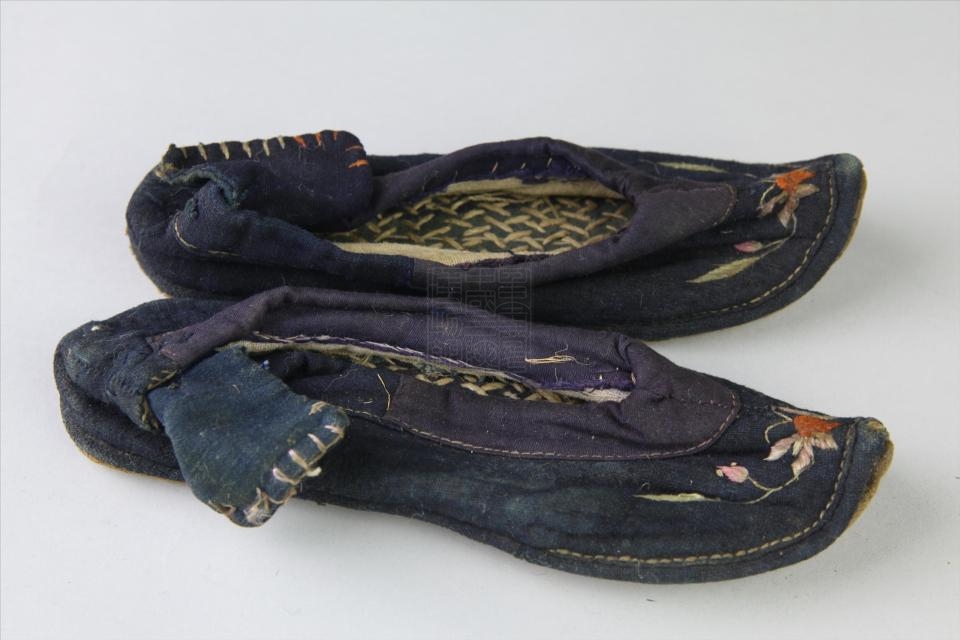 民国绣花翘头布鞋