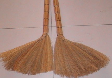 扫把倒立墙上是什么内涵 - 知晓星球