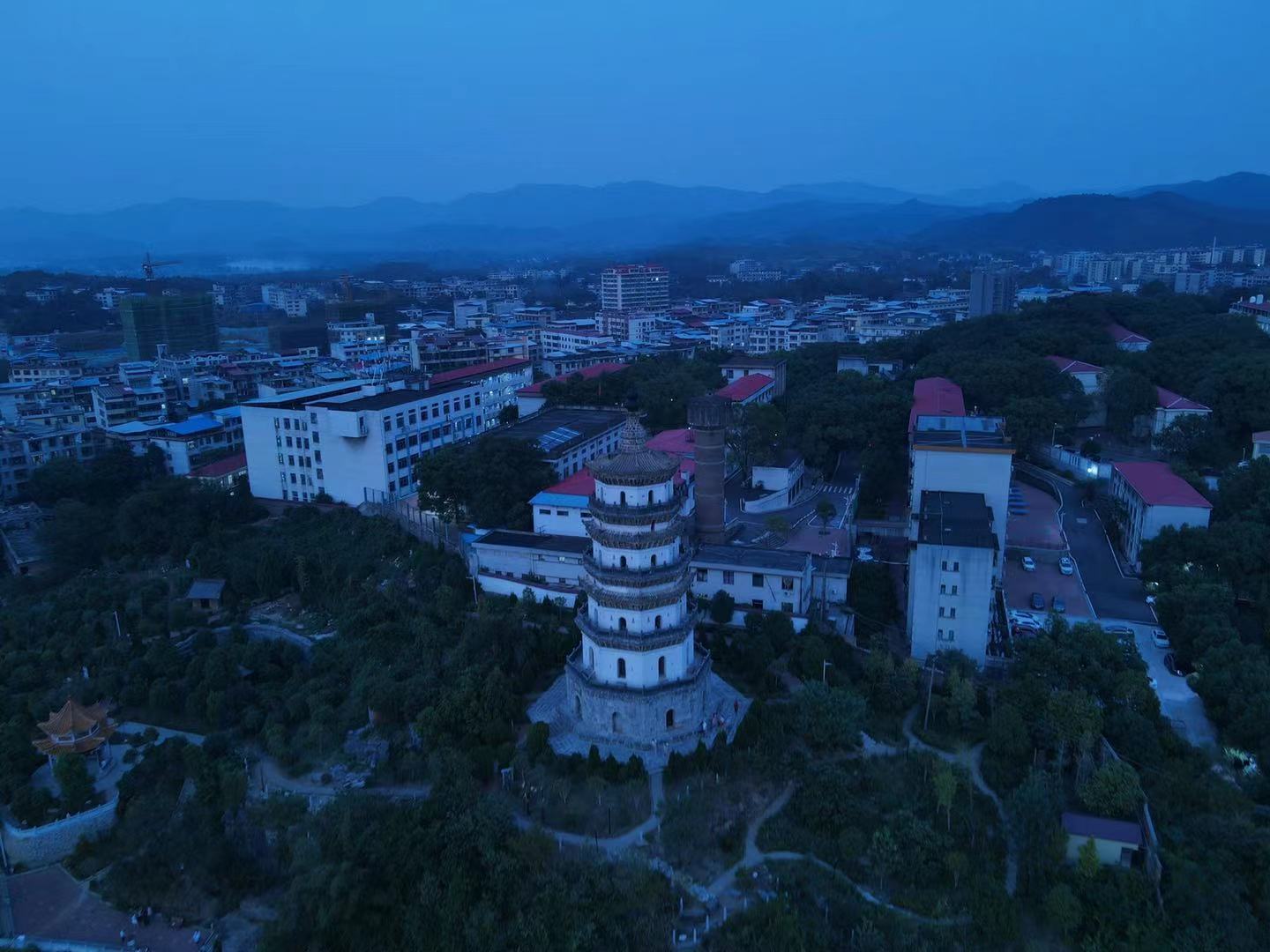 位于湖南祁阳市湘江东岸万卷书岩上,距县城1