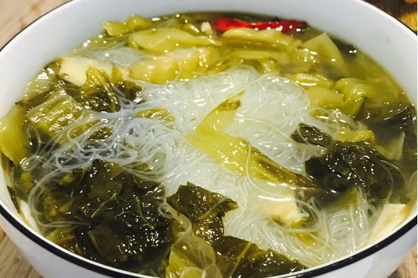  p>酸菜粉丝是一道美味可口的东北菜,以粉丝为主要原材料. /p>