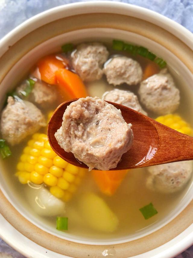  p data-id="go1ovq98v5">山药牛丸汤是一道菜品,主料是山药,开花牛肉