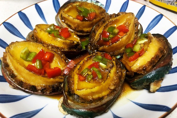  p>浇汁原壳鲍是由 a target="_blank" href="/item/鲍鱼/639462"