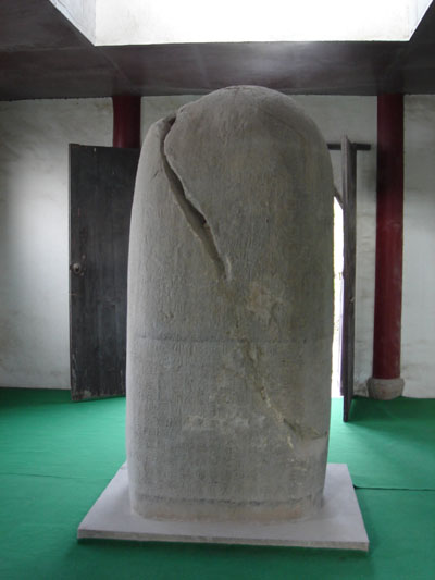 国山古碑,在宜兴市张渚镇善卷国山西麓