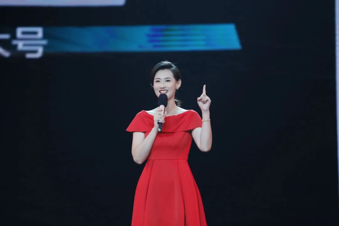  p>施源,东南卫视主持人.