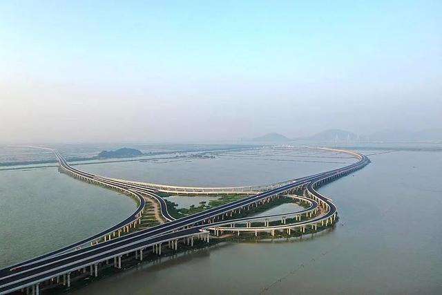 鹤洲—高栏港高速公路