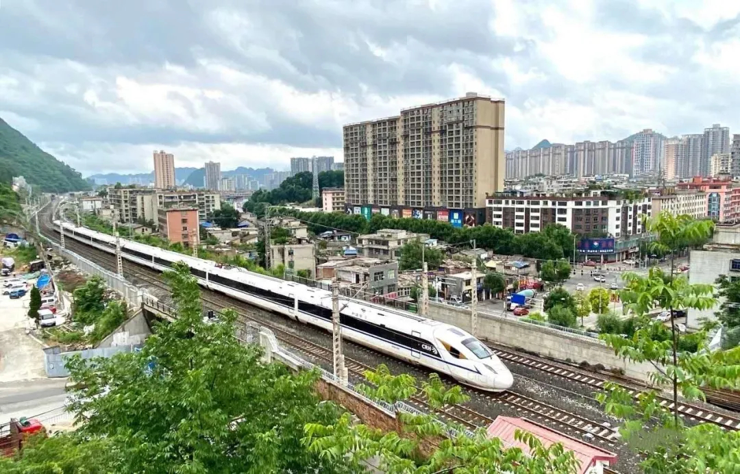 highspeed railway),是中国境内一条连接贵州省安顺市与六盘水市的