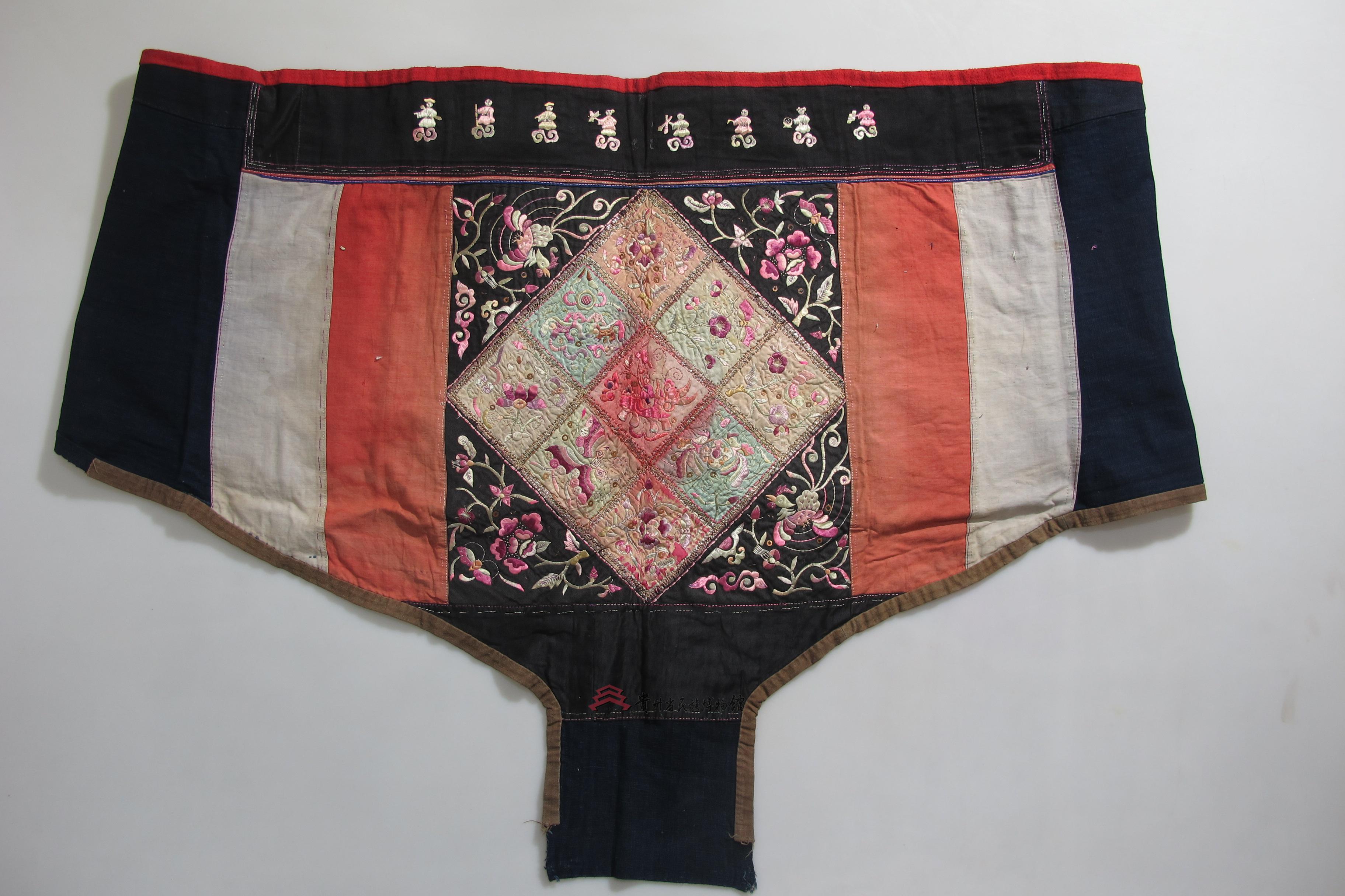 当代广西环江毛南族蓝布破线绣凤纹背带