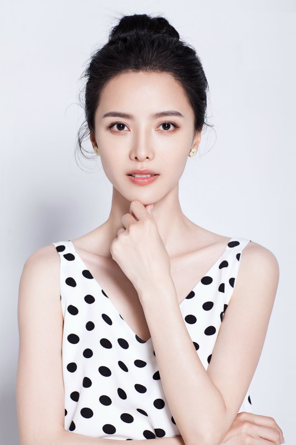  p>张芷溪(zhang zhi xi),本名张熙,1987年10月7日出生于甘肃省陇南市