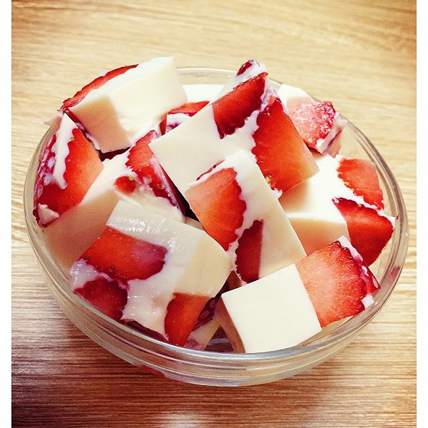  p data-id="gn719o7533">草莓奶冻是以草莓,牛奶为主要食材制作而成