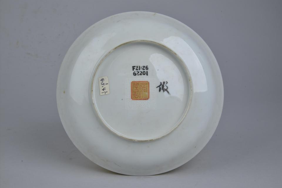 ff9ji">现代"居仁堂"墨彩人物纹瓷盘是重庆中国三峡博物馆收藏的瓷器