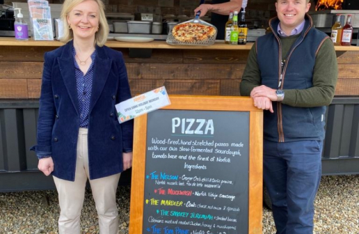 伊丽莎白·特拉斯合照